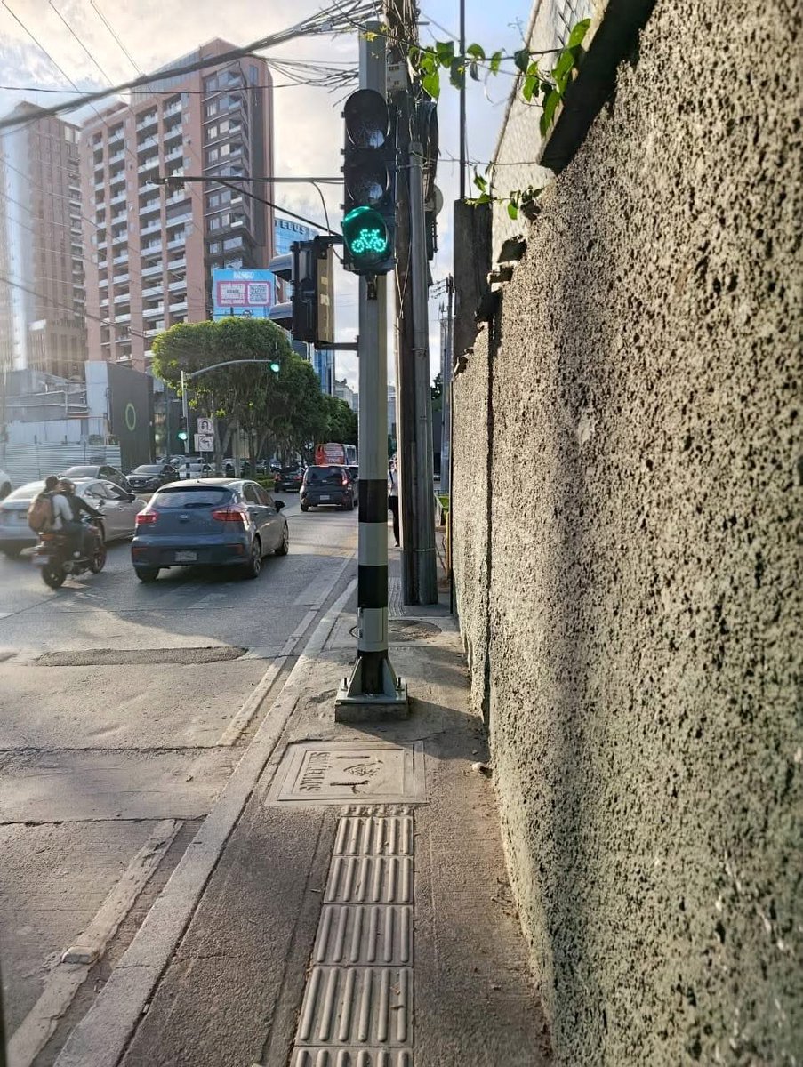alex56gt's tweet image. Semáforo para bicicletas donde no existe ciclovía, colocado en la banqueta estorbando totalmente el paso peatonal para no videntes en una calle atascada de tráfico vehicular.
Una genialidad no apta para personas con sentido común.