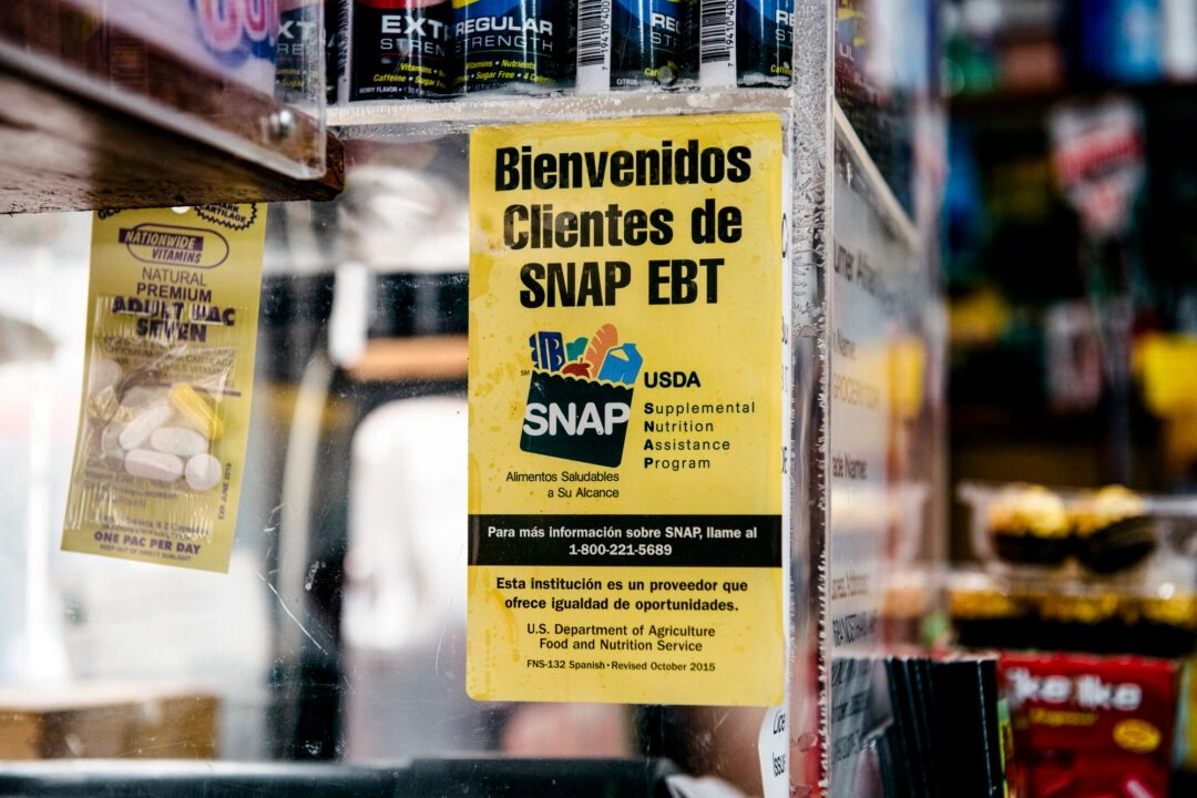 🚨 BLUE STATES SUE TO KEEP ILLEGAL ALIENS ON FOOD STAMPS

21 Democrat-run states are suing the Trump administration to STOP data sharing that would ensure only legal residents get SNAP benefits.

They're defending fraud with your tax dollars. 🧵