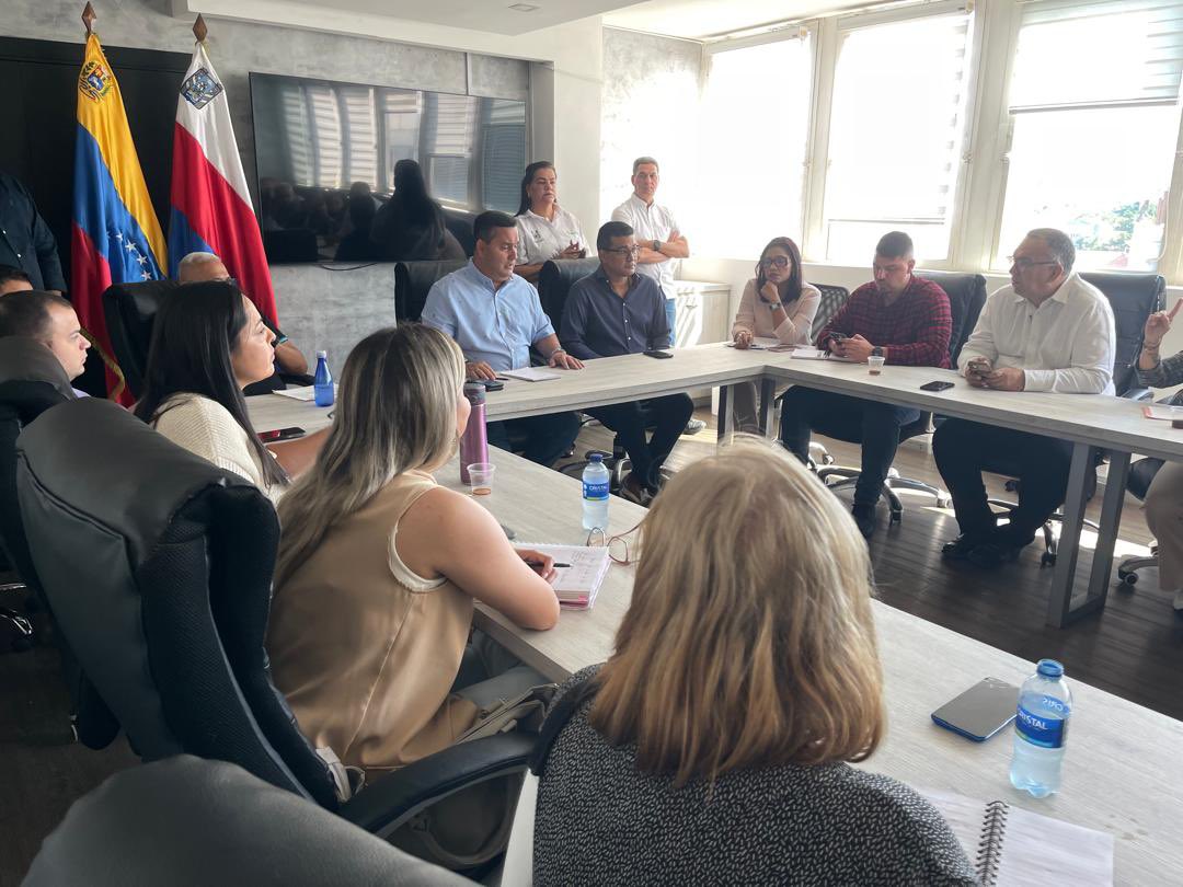 AdrianRomeroM's tweet photo. Recibimos al equipo de la comisión de enlace del alcalde electo @dimartinogc, encabezado por @arnoldo_olivares, a quienes informamos sobre el funcionamiento de la @mcboalcaldia  como parte de la transición de la gestión que ahora tomará las riendas de la ciudad por los próximos #4 años.

Por #maracaibo ¡TODO! 

#29jul #zulia #ciudad