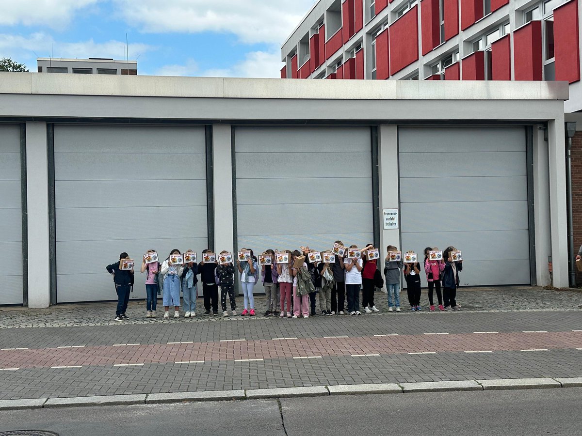 Ist das Wetter auch noch so schlecht, Brandschutzerziehung ist uns immer recht. 😃
Die Brandschutzerzieher des Landesfeuerwehrverbandes Berlin konnten wieder eine Kindergruppe glücklich machen.
Weitere Informationen unter: be-ba(at)landesfeuerwehrverband.berlin