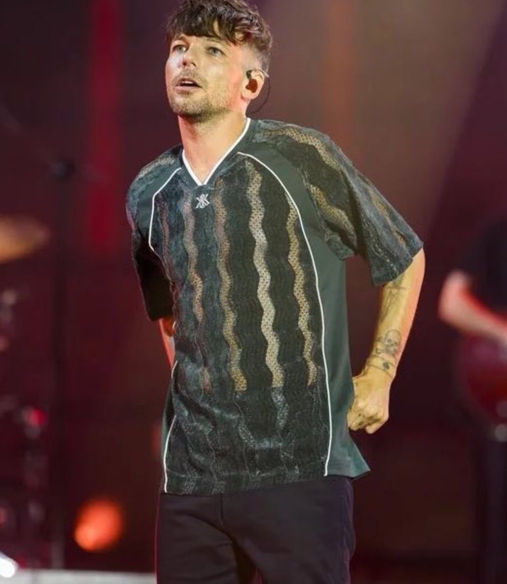 hllarrie28's tweet photo. Came for Harry 💚
Found Louis 💙
Stayed for Larry ❤️‍🔥
Bonus One Direction 
💚💙💛❤️🧡 https://t.co/hkCn0pEhVp