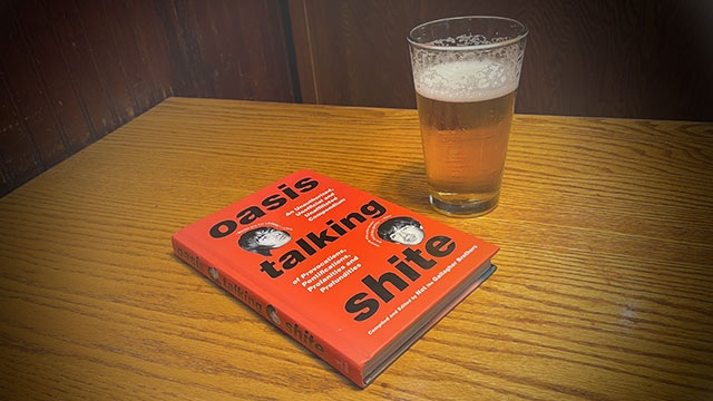 Hoy sale a la venta este libro que compila todas las bardeadas habidas y por haber de los hermanitos preferidos de Manchester. En ella hay frases como:
- "Legalicen las drogas. Maten a todos los que disfrutan de la música grunge" (Noel)
- "Oasis era definitivamente como un