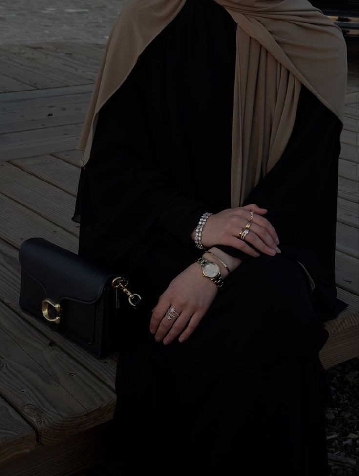 "هذهِ الجميلةُ في مساءِ ظُهُورِها
جَعَلَتْ عيونَ الناظرينَ تحارُ
الوقتُ ليلٌ غيرَ أنّ ضياءها
أوحَى لهمْ أن الزمانَ نهارُ"