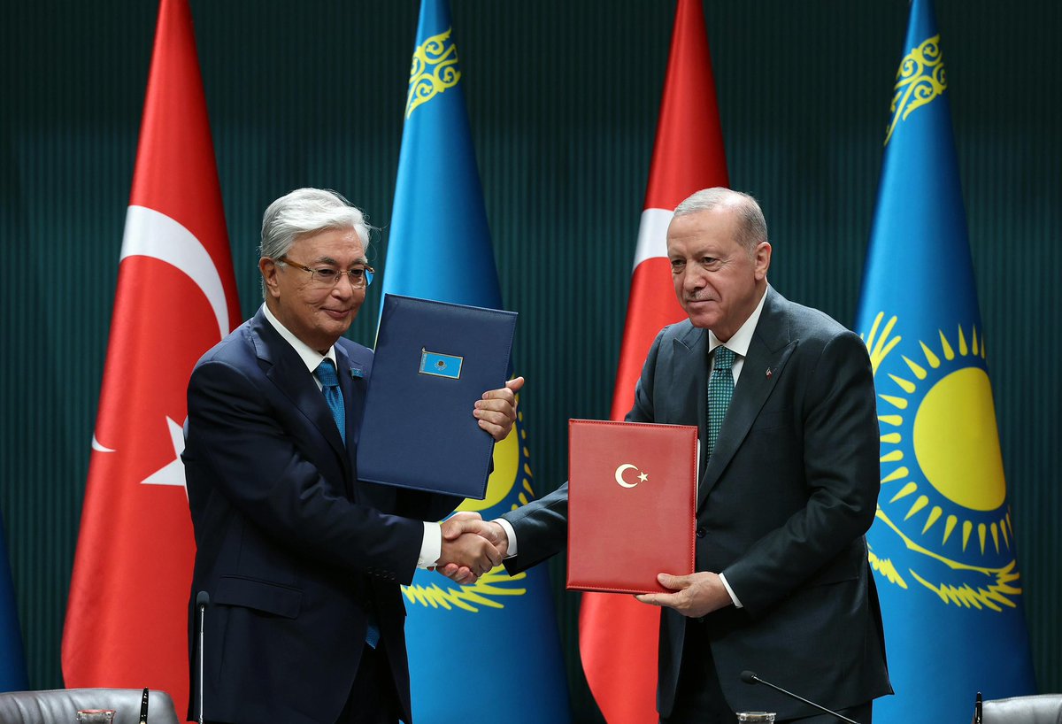 Abdulkadir URALOĞLU (@a_uraloglu) on Twitter photo 📍Cumhurbaşkanlığı Külliyesi
Cumhurbaşkanımız Sn. <a href="/RTErdogan/">Recep Tayyip Erdoğan</a>’ın, Kazakistan Cumhurbaşkanı Sn. Kasım Cömert Tokayev ile gerçekleştirdiği “Anlaşmaların İmza Töreni ve Ortak Basın Toplantısı”na katılım sağladık.
✍️ Uluslararası Karayolu Taşımacılığı Alanında İş Birliğine İlişkin 📍Cumhurbaşkanlığı Külliyesi
Cumhurbaşkanımız Sn. <a href="/RTErdogan/">Recep Tayyip Erdoğan</a>’ın, Kazakistan Cumhurbaşkanı Sn. Kasım Cömert Tokayev ile gerçekleştirdiği “Anlaşmaların İmza Töreni ve Ortak Basın Toplantısı”na katılım sağladık.
✍️ Uluslararası Karayolu Taşımacılığı Alanında İş Birliğine İlişkin