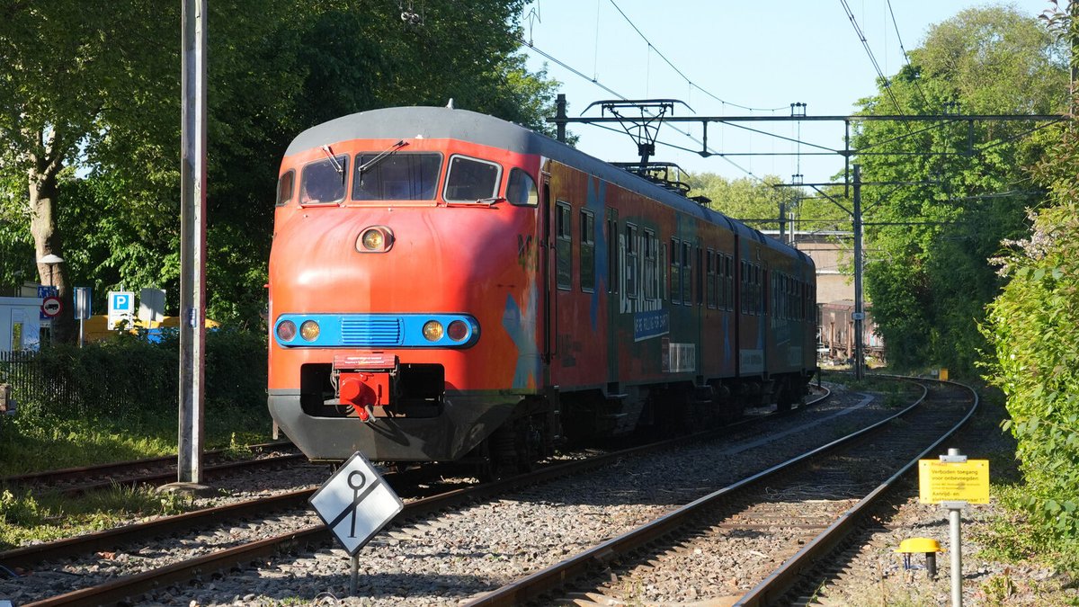 Vrijdag rijdt Karel de Mat64!
12:30 Utrecht CS
13:20 Den Bosch
13:50 Nijmegen
14:20 Arnhem
14:58 Utrecht
15:05 Bilthoven
15:20 Bilthoven
15:29 Aankomst Ut Maliebaan
19:44 Vertrek Spoorwegmuseum
19:55 Blauwkapel
19:59 Utrecht CS
20:25 Geldermalsen
20:43 Utrecht CS
21:00 Amersfoort