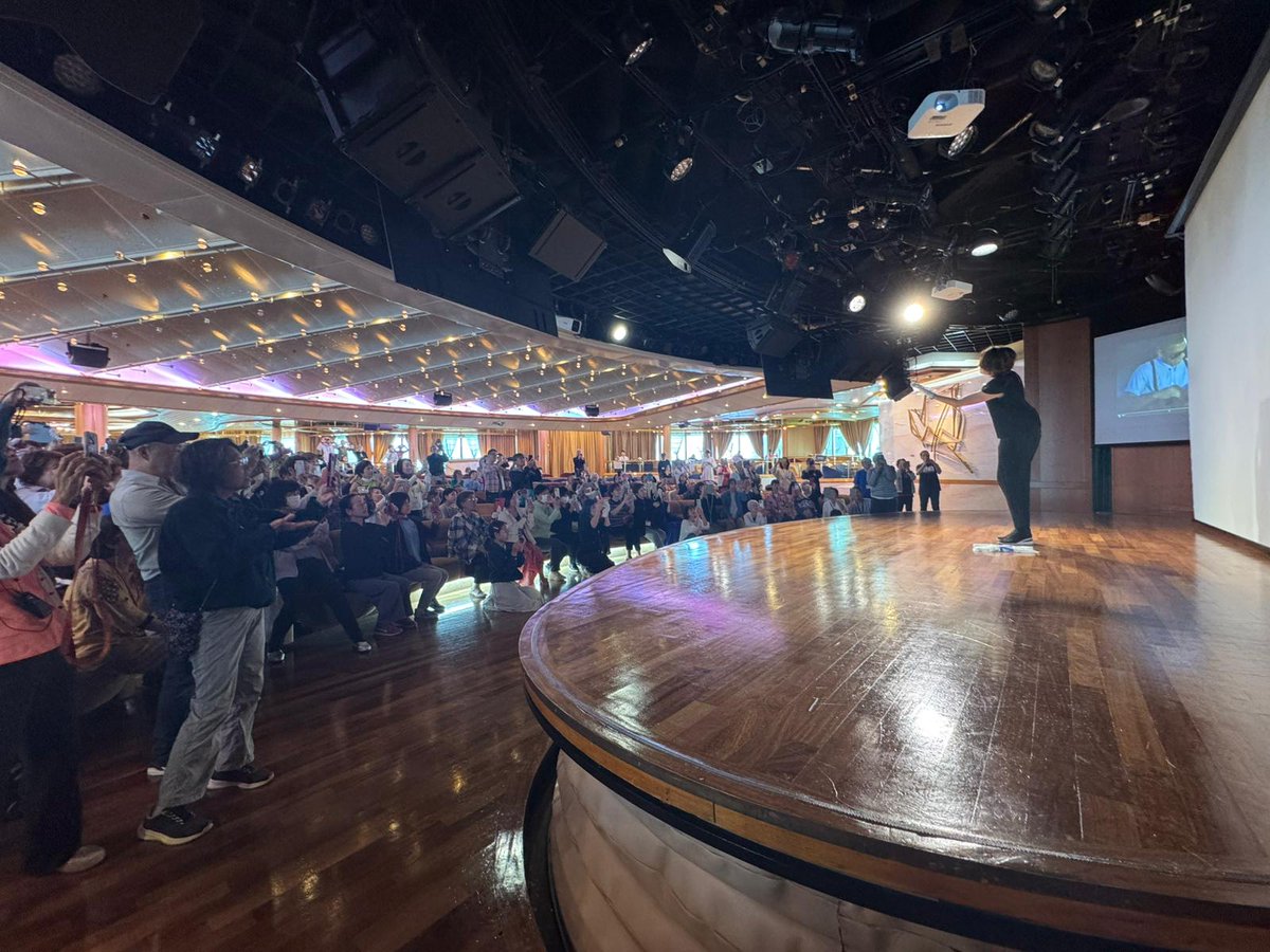 A moving voyage highlight: the White Hands Chorus workshop gave participants a powerful introduction to “hand singing.” Later, a packed concert with Erika Colon, the Venezuelan Orchestral Piano Quartet, and TOMOFUMI filled the ship with music and emotion.
#WhiteHandsChorus