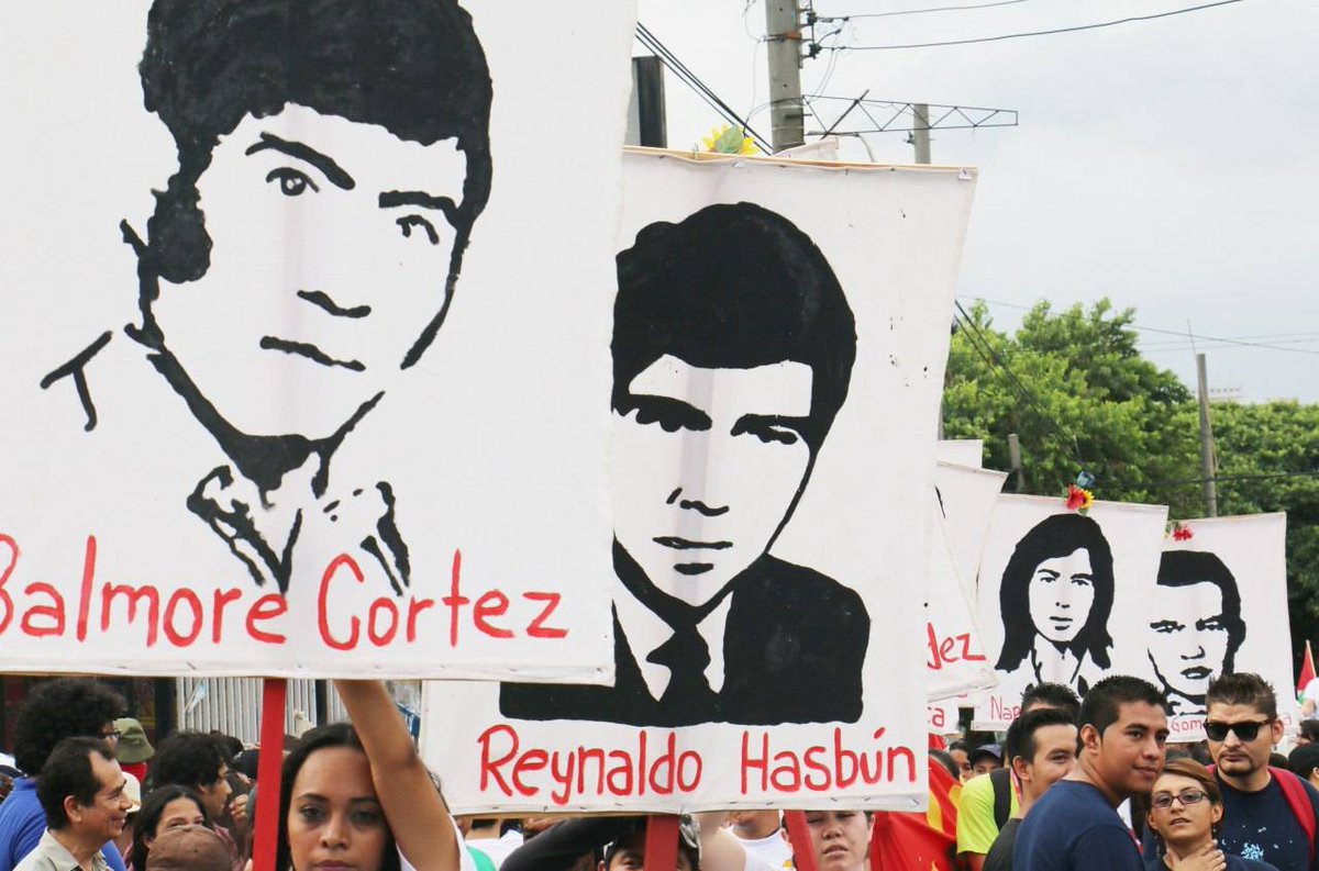 UESoficial's tweet photo. 🚶‍♀️🚶‍♂️ Las marchas realizadas a lo largo de los años no solo han sido un acto de protesta y dignidad, sino que también nos han dejado imágenes imborrables, que nos ayudan a guardar la memoria de quienes ya no están y a reafirmar el compromiso con las luchas que aún continúan. https://t.co/xLn76wDag7