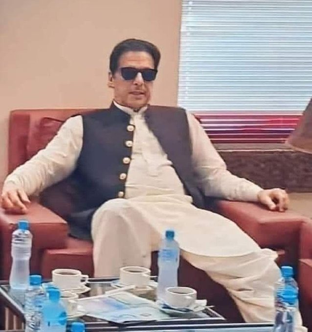 متے رنگ دیاں گا میں کلاں ای کافی اے کے بعد 

اکیلا باپ کافی ہے 😎