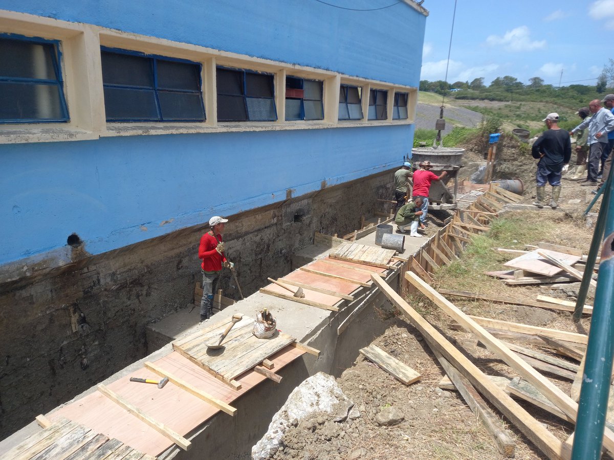 Como fue informado, brigadas villaclareñas de distintas empresas estuvieron involucradas en la instalación de una nueva tubería maestra que sustituyó otra dañada por constantes disparos eléctricos. A ellos nuestro abrazo y reconocimiento en nombre de #VillaClaraConTodos 🇨🇺.