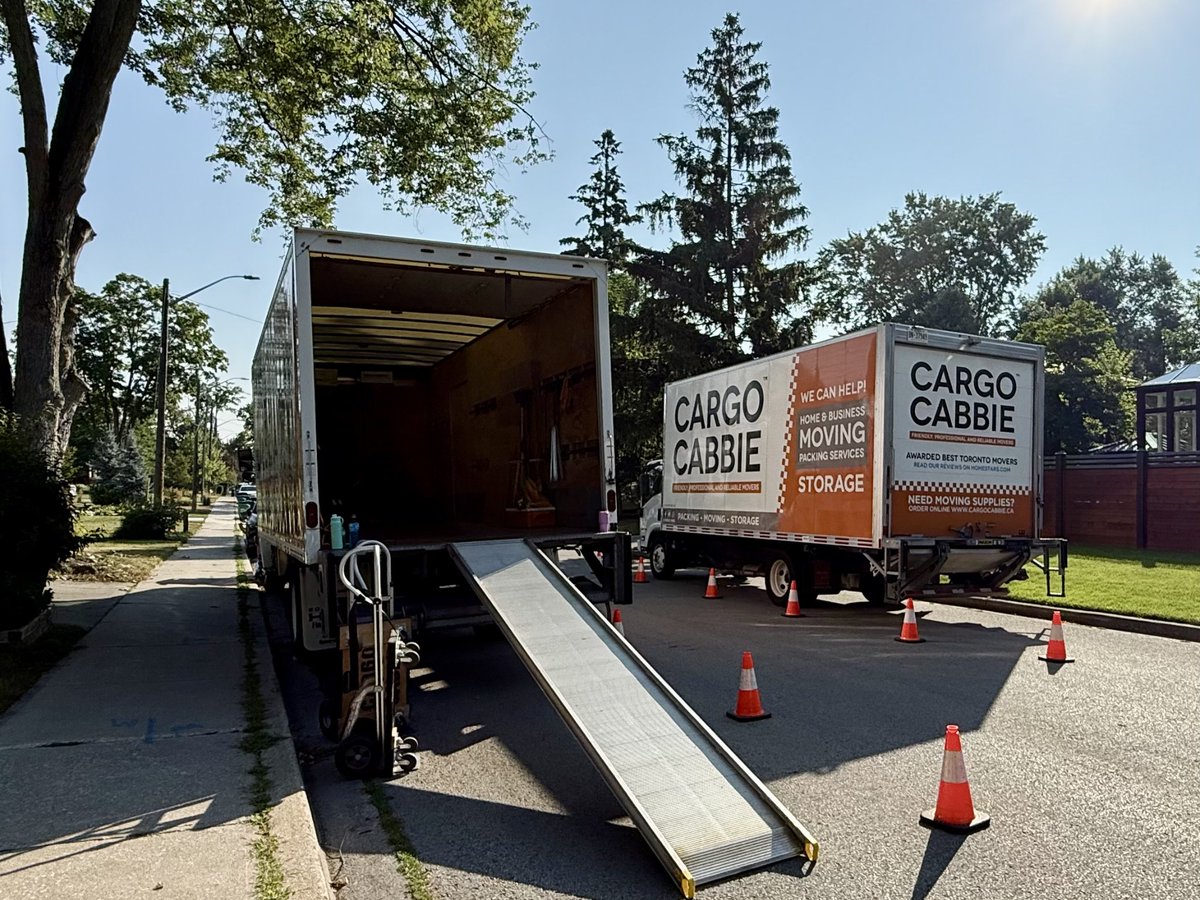 🏡 Moving season's fashionably late this year, thanks to a slow real estate market. But our team and trucks are now rolling full speed through Oakville, helping families make their next move with ease! 🚛💪 #Oakville #MovingSeason #RealEstate #CARGOCABBIE