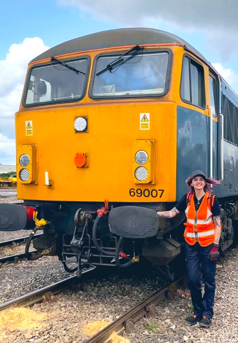 One whole year of mainline magic!
After 5 years as a driver (from Desiros and 442s in 2020, 66s and 70s in 2021, to the 69s this year) today marks 12 months of driving solo on the mainline.
It’s been a whirlwind, and I wanted to celebrate with one photo for every month 💖