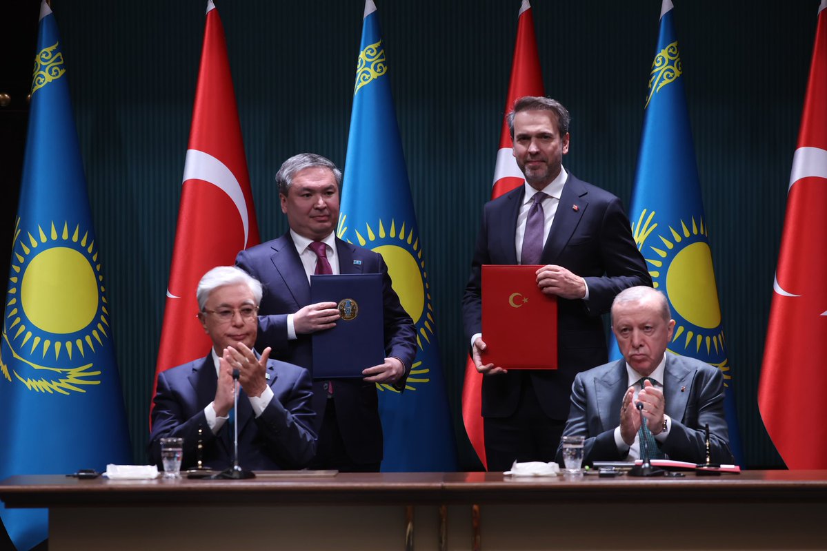 Alparslan Bayraktar (@abayraktar1) on Twitter photo Cumhurbaşkanımız Sayın <a href="/RTErdogan/">Recep Tayyip Erdoğan</a> ile Kazakistan Cumhurbaşkanı Sayın Kasım Cömert Tokayev'in başkanlık ettiği Yüksek Düzeyli Stratejik İşbirliği Konseyi Beşinci Toplantısı’na katıldık.
Toplantı sonrasında liderlerimiz huzurunda Kazakistan Enerji Bakanı Sn. Yerlan Akkenzhenov ve Cumhurbaşkanımız Sayın <a href="/RTErdogan/">Recep Tayyip Erdoğan</a> ile Kazakistan Cumhurbaşkanı Sayın Kasım Cömert Tokayev'in başkanlık ettiği Yüksek Düzeyli Stratejik İşbirliği Konseyi Beşinci Toplantısı’na katıldık.
Toplantı sonrasında liderlerimiz huzurunda Kazakistan Enerji Bakanı Sn. Yerlan Akkenzhenov ve