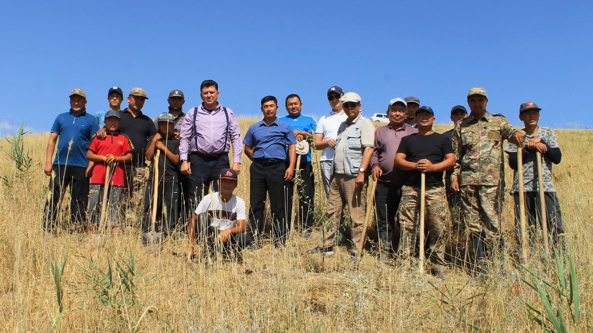 FAOKyrgyzstan's tweet photo. 🌱 During the mission to Uzgen district, Osh region Oleg Guchgeldiyev FAO Rep in Kyrgyzstan visited fruit tree plantations, where 14 ha were planted in spring. Another 10 ha will be planted this autumn under the #CSFOR project to boost resilience and rural livelihoods. #FAO80 https://t.co/yb8kGqqP5g