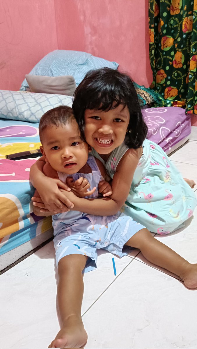 ekaens's tweet photo. 🧑 : bunda adek jangan tinggalin aku ya, jangan pergi jauh², aku sayang adek

Sweet banget semoga sampe gede saling sayang dan selalu manis ya ciel 🤗 https://t.co/p5vDJpA7zi