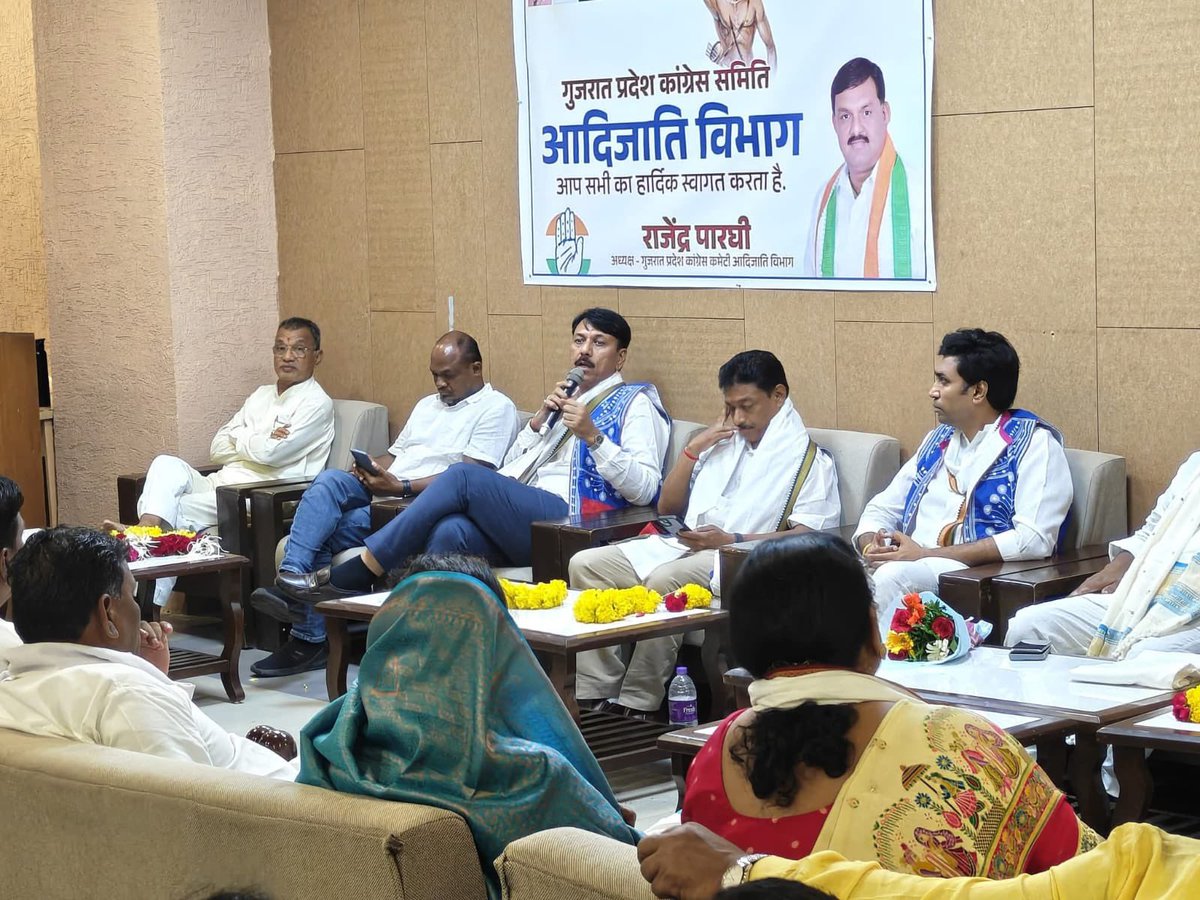 📍Gandhinagar ।Gujarat
आज गांधी नगर में आदिवासी कांग्रेस गुजरात इकाई की बैठक में प्रदेश कांग्रेस अध्यक्ष अमित चावड़ा जी और CLP लीडर डॉ. तुषार चौधरी जी की उपस्थिति में वरिष्ठ आदिवासी नेताओं से विस्तार से चर्चा हुई।
आदिवासी अधिकारों की रक्षा और संगठन मज़बूती को लेकर आगे की रणनीति