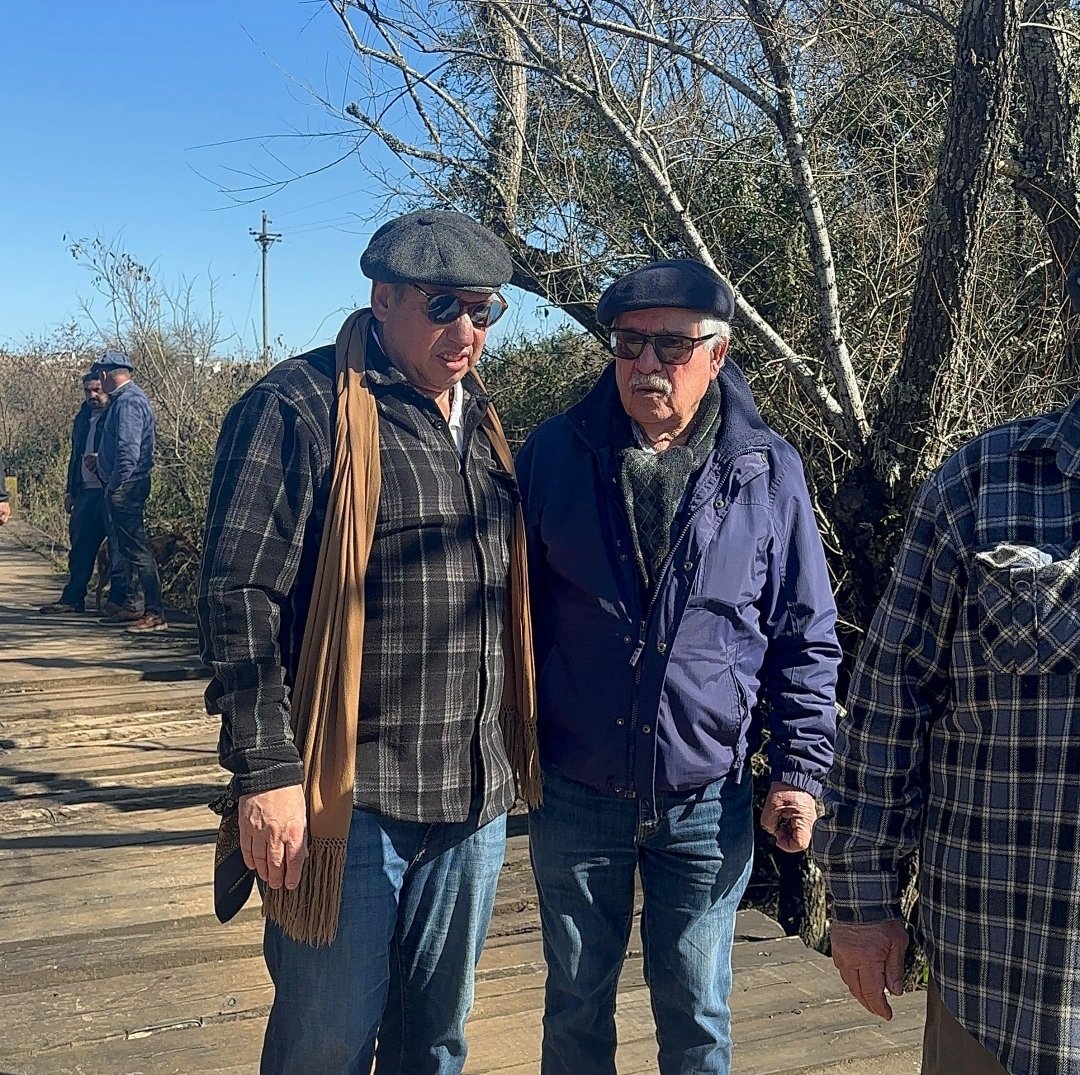 El Intendente <a href="/PajaroEnciso/">Carlos Enciso Christiansen</a> y Equipo hoy recorren zona rural "Camino El Monzón" 
Es importante que las autoridades y la comunidad trabajen en conjunto para mejorar la infraestructura rural como la caminería, ya que esto facilita el acceso, la movilidad y el desarrollo. ESCUCHAR!