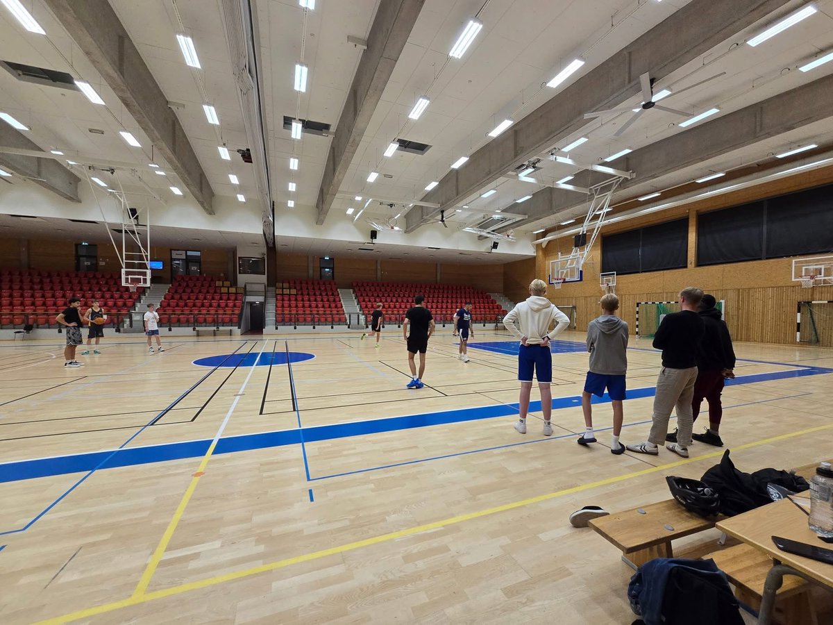 Coach-clinic för U18!

Spelare &amp; tränare lägger sista sommararbetet på plats innan säsongen startar i augusti.

Nästa tillfälle att lägga bra grund blir på klubblägret I Tyringe i augusti.

 #HBBKiTyringe #tillsammansärvihbbk #HBBKCamp #hbbk