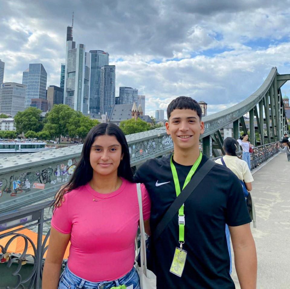 Gracias al programa de alemán como lengua extranjera <a href="/paschnet/">PASCH-net</a> y a sus logros académicos, Shirley y David pudrieron pasar tres semanas en 🇩🇪
Ambos son estudiantes del programa de alemán del Liceo de Poás.

📷 David y Shirley.