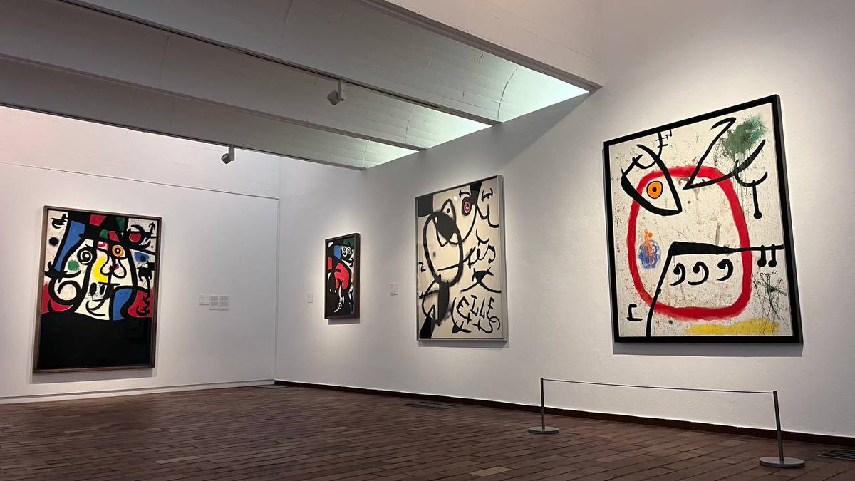 "Antiretrats" és la nova exposició de la #FundacióMiró que mostra una selecció de gravats de gran format i pintures de darrera època de Miró que reprodueixen un seguit de personatges en posició frontal. 🖼️

Ets capaç d'identificar-los tots? Visita-la fins al 5 d'octubre! 📅

🎟️