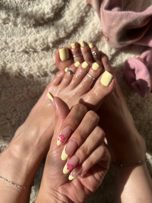 So pretty 💛 #manipedi https://t.co/pjXjStFDIw<a href="/tag/manipedi"class="tags">#manipedi</a>