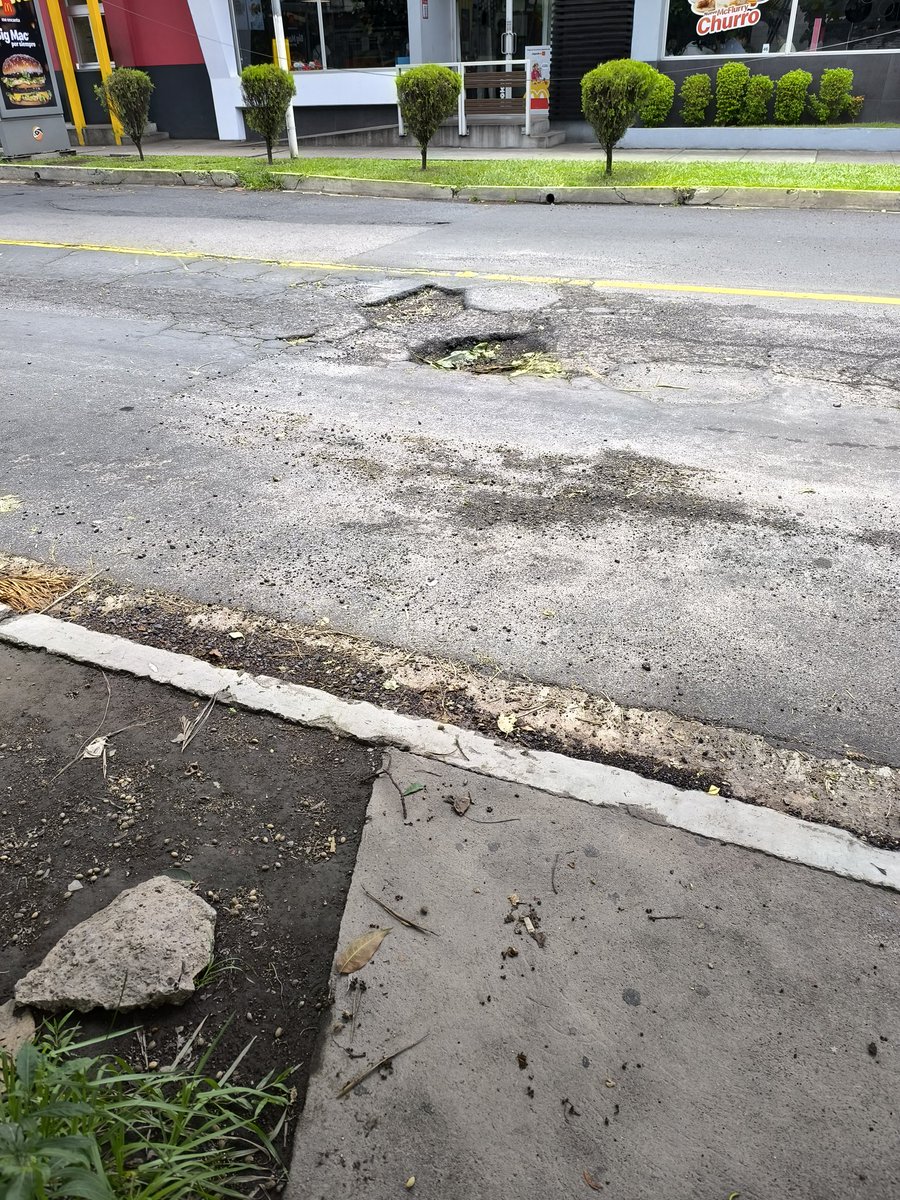 enrike_07's tweet photo. @FOVIALITO  sobre la avenida Izalco y la calle san Antonio abad se an formado unos agujeros que dificultan la circulación https://t.co/xW1TQdPExU