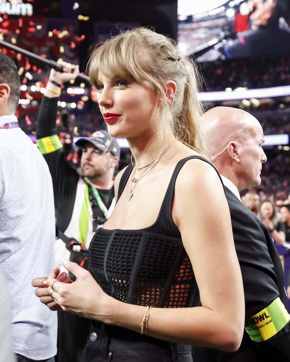 hourlyswift's tweet image. 