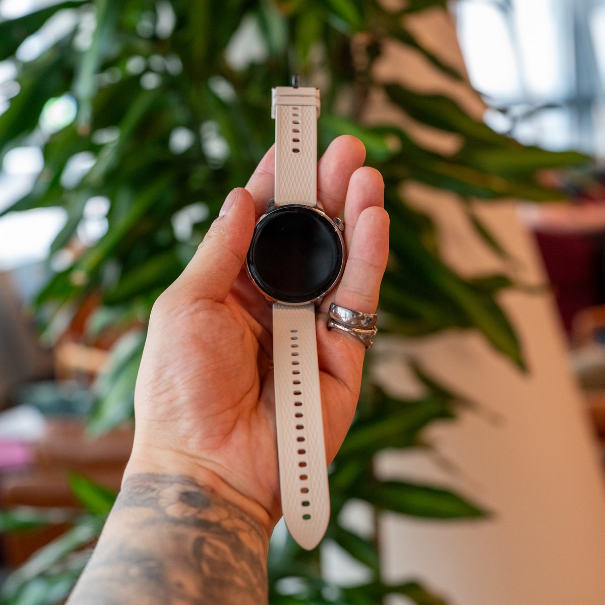 The elegant and durable #OnePlusWatch3 43mm in Silver Steel is your perfect wearable companion⌚️