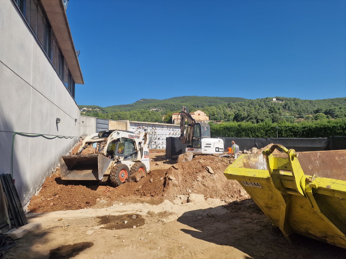 [EQUIPAMENTS] 🚧Aquest mes de juliol han començat les obres de millora del tanatori municipal d’Alcover, amb la construcció d’una nova sala multiconfessional per tal d’adaptar-lo a les necessitats actuals de la societat.

👉🏻 Està previst que entri en funcionament durant el 2026.