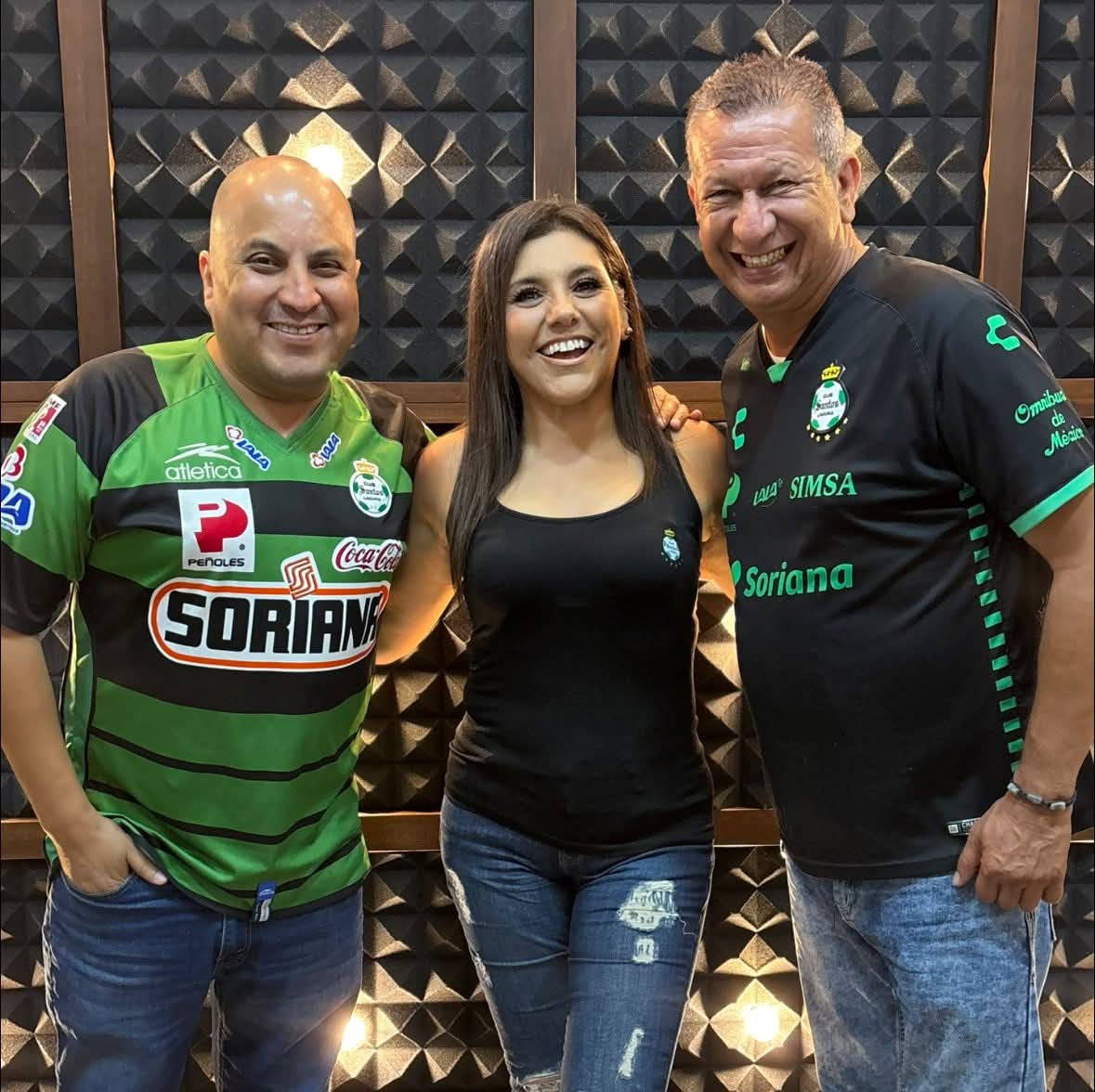 verisimorocha's tweet photo. Gracias a mis amigos Arturo González y Roberto Rivas por la entrevista que me hicieron
#EnLaGrada en #BienTV a 32 años de mi inicio en los medios en la fuente de #Deportes y cobertura de manera particular a #SantosLaguna
¡Que se repita! ✅️
#Torreón #Coahuila #RegiónLaguna https://t.co/3aCbEIDLVn