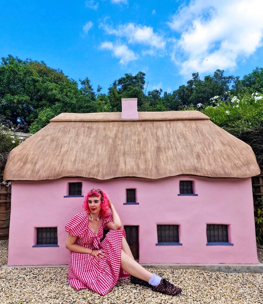 “Curiouser and curiouser!” cried Alice 🏠🐇🫖

Our new Get-Up-Close House is a great new display to get a fun photo with your friends and family. model-village.co.uk

#modelvillage #miniature #devon 

📸<a href="/porcelain/">porcelain</a>.pixie