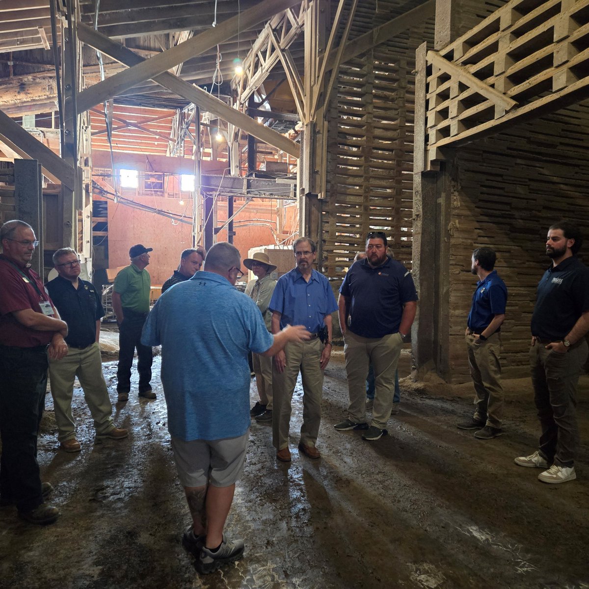 IndianaChemist's tweet image. The Fertilizer Advisory Board met last week to discuss fertilizer regulations in Indiana. Along with our OISC fertilizer team, they toured a family-owned fertilizer business and got a hands-on demo of how fertilizer bags are sampled for compliance. 😀
#fertilizer #OISC