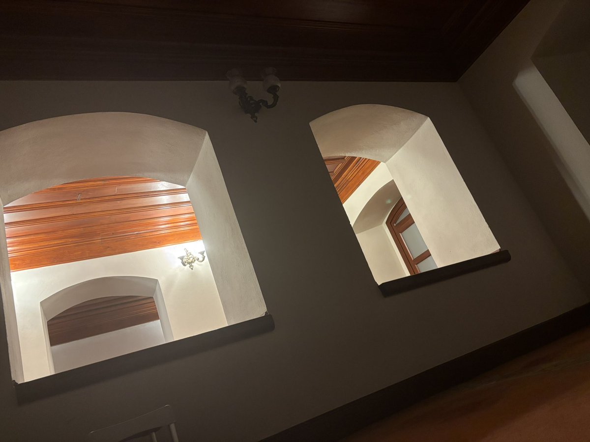 Hey gidi koca duvar...
Arkandan baktım yine boşluktan,
Boşluk sen değildin, sana iki çift gözle bakan...