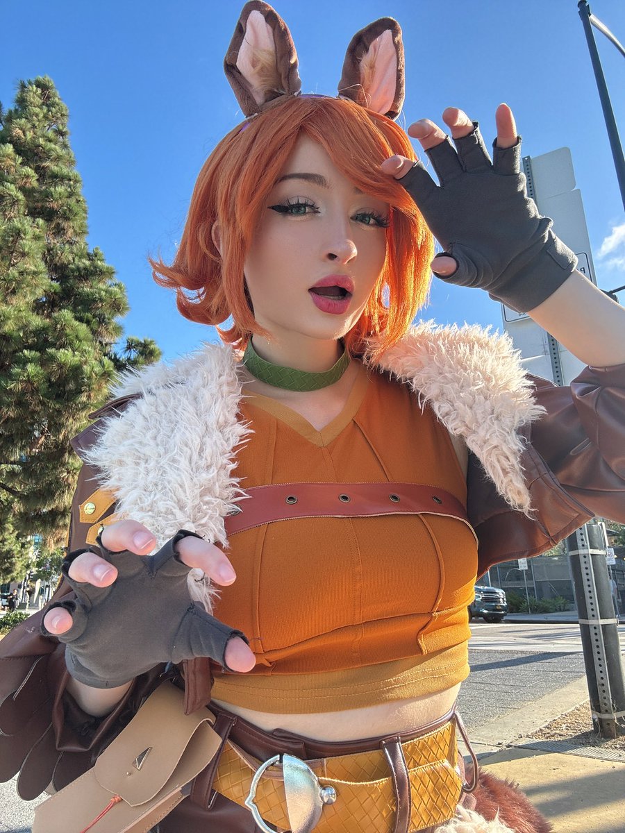 Cplaya02's tweet photo. Left or right???  My squirrel girl cosplay🧡 https://t.co/urvG9mmHCv