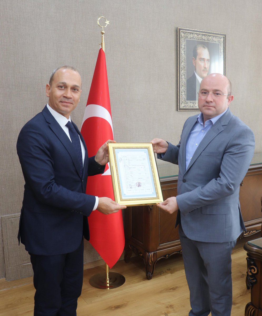 Çüngüş Kaymakamımız Sn. Metin Baskın'a, Vali Genel Müdürümüz Sn. <a href="/itasyapan/">İbrahim Taşyapan</a>'ın selamları ile Doğum Belgesini takdim ettik. Göstermiş oldukları misafirperverlikten ötürü şükranlarımızı sunarız. #HayatınızınHerAnında <a href="/TCNufus/">Nüfus ve Vatandaşlık İşleri Genel Müdürlüğü</a> <a href="/vali_zorluoglu/">Murat Zorluoğlu</a> <a href="/fth_ayaz/">Fatih AYAZ🇹🇷</a> <a href="/dbakirvalilik/">T.C. Diyarbakır Valiliği</a> <a href="/cunguskymkmlk/">Çüngüş Kaymakamlığı</a>