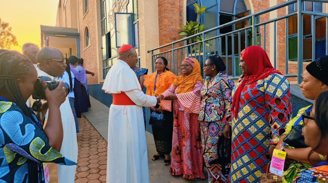 RwandaCejp's tweet photo. Ce moment spirituel rassemble également d'autres cardinaux et Evêques venus des quatre coins du continent à la paroisse cathédrale Saint Vincent Pallotti de Gikondo à Kigali, marquant un engagement fort pour la paix et la solidarité.
🙏🏾#ACEAC #CEJPRwanda https://t.co/sDGmgiY11c