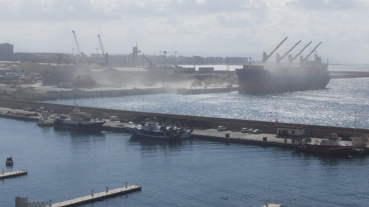 A pesar de las barreras antipolvo, la carga de los graneles y yesos  del puerto siguen produciendo contaminación atmosférica, intensificada en los días de fuertes vientos ante la pasividad  de la autoridad portuaria y del <a href="/aytoalm/">Ayuntamiento de Almería</a>