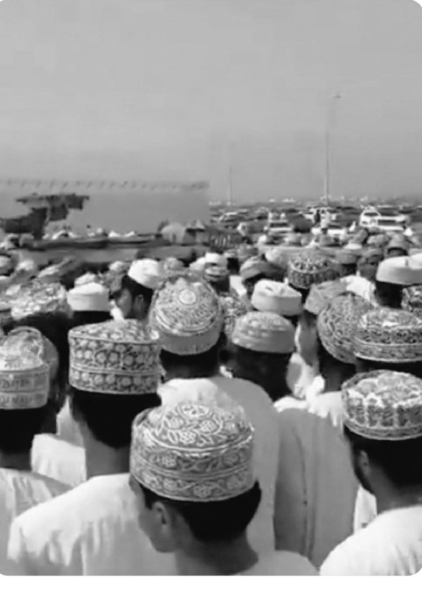 حوقلوا ياقوم .وقت الحوقلة 
....أنفس باتت بهم مثقلة 

أربع مرت بلا شغل ولا ....
أسرة نبني فحلوا المسألة  

عمرنا يمضي ولاندري متى ...
يدرك االمسؤول عمق المشكلة