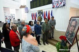 Vamos a ver si entiendo...¿Entonces quiere decir que al "comandante" Arce no le van a hacer los mismos homenajes que al finado Borge?
...Por cierto, qué elegantes y condolidos se ven los PLC en el homenaje al "comandante"...
#VamosAlPunto #Nicaragua <a href="/Saenzn_e/">Enrique Sáenz</a>