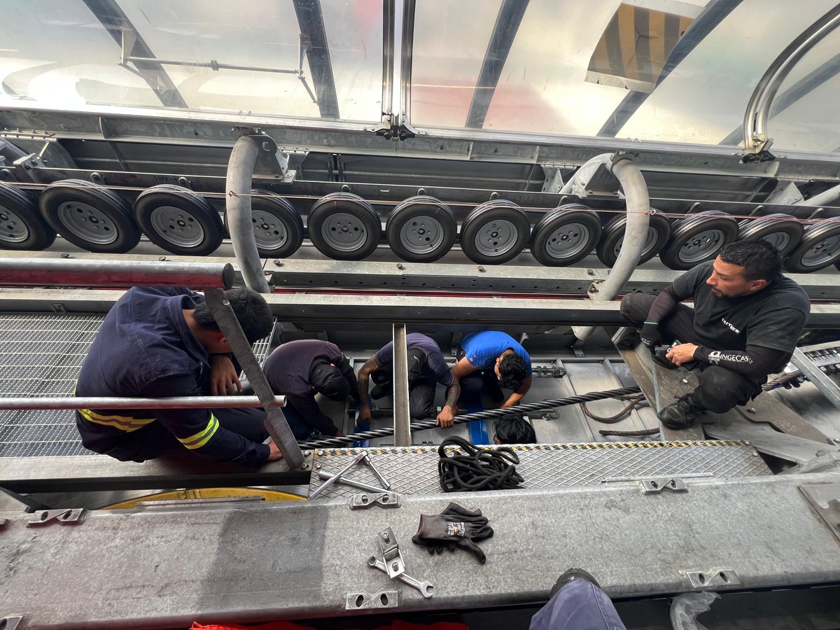 MICablebusCDMX's tweet photo. Los trabajos de hoy en línea 2 incluyen el recorte del cable portador tractor. https://t.co/Lo5tM9s0hz