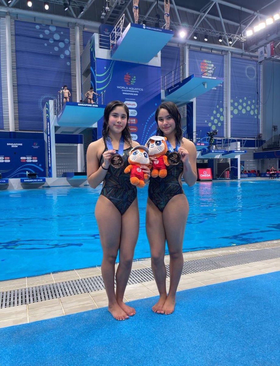 ¡BRONCE PARA MÉXICO!🥉🇲🇽

Con 14 añitos, las gemelas, Mia y Lia Cueva se cuelgan la medalla de bronce 🥉 en trampolín de 3m sincronizado en el Campeonato Mundial en Singapur 🇸🇬

¡MUCHAS FELICIDADES!🎉