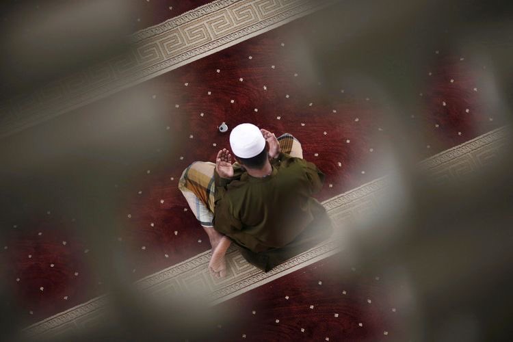 "لأنك اللهُ؛ لا أخفيكَ ضائقتِي
وما يخبئُ قلبي مِن خَطاياهُ
إليكَ أشكو، وأنتَ اللهُ، ما غَفِلَتْ
عيناكَ عن تائهٍ باللطفِ ترعاهُ."