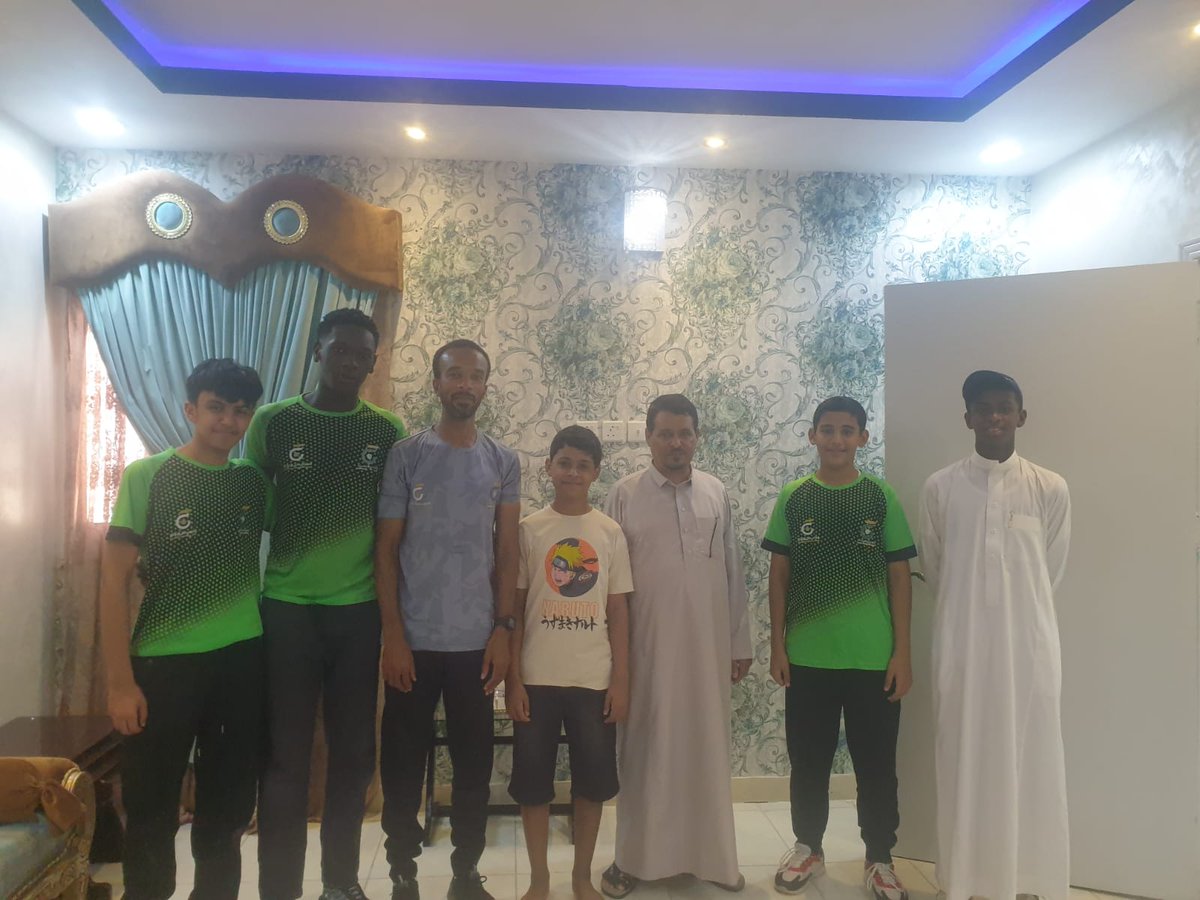 #صور|
في لفتة إنسانية راقية، قام لاعبو أكاديمية جيل الإبداع الرياضية بزيارة زميلهم، برفقة مدربهم القدير الكابتن يعقوب العسلي، في موقف يُجسّد روح الأخوّة والوفاء 🌟
مثل هذه المواقف تزرع في النفوس القيم التربوية، وتعزز من معنى التضامن والتلاحم داخل الفريق الرياضي 🤝
شكرًا لهذه