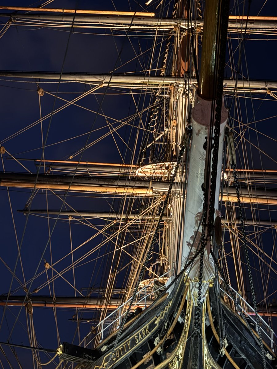 AdamRichman's tweet image. When I was a kid, my Father and I built a super detailed model of the Cutty Sark over the course of a few months. It sat on his piano til the day he died.
In fact, after he passed while I was out of town, when I got to New York and got to his house, it was the sightof that model…