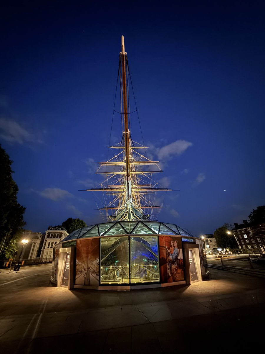 AdamRichman's tweet image. When I was a kid, my Father and I built a super detailed model of the Cutty Sark over the course of a few months. It sat on his piano til the day he died.
In fact, after he passed while I was out of town, when I got to New York and got to his house, it was the sightof that model…