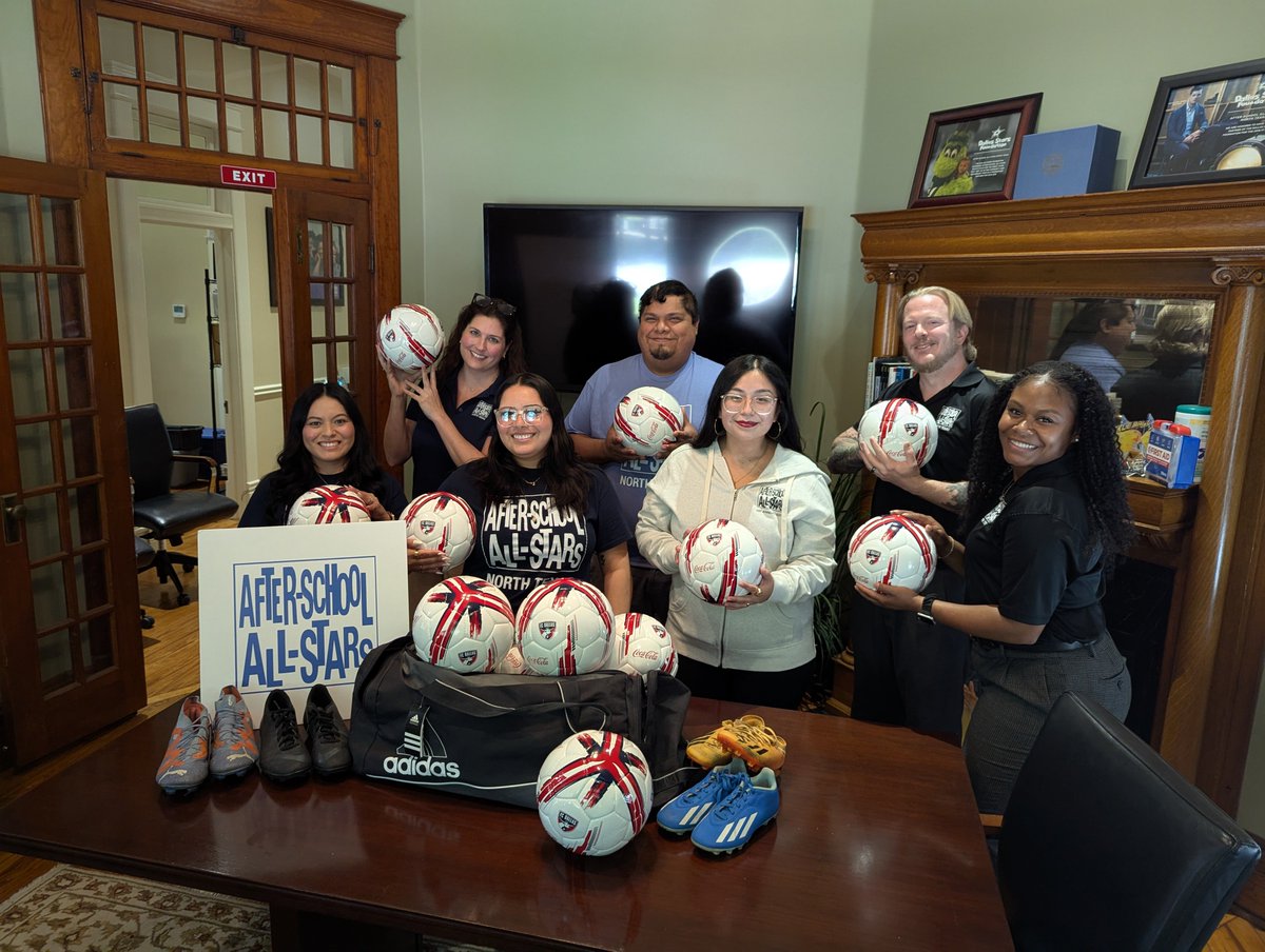 SteveDavis90's tweet image. Having fun handing out soccer balls and gear to area schools/nonprofits/soccer associations lately - part of our recent @FWC26Dallas equipment drive. Awesome connecting with good people doing good things in the community, like @ASASNorthTexas here!