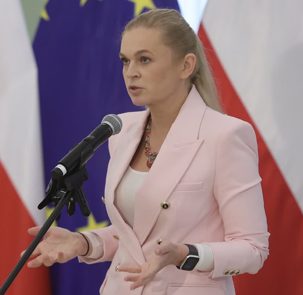 NowySwiat24's tweet image. Kolejna „reforma” Barbary Nowackiej: w klasach IV-VI w ogóle nie będzie lektur obowiązkowych. 
W klasach VII-VIII obowiązkowe będą tylko trzy dłuższe: „Dziady”, Balladyna” i Kamienie na szaniec”. Reszta, łącznie z „Panem Tadeuszem”, fragmentami na lekcjach.