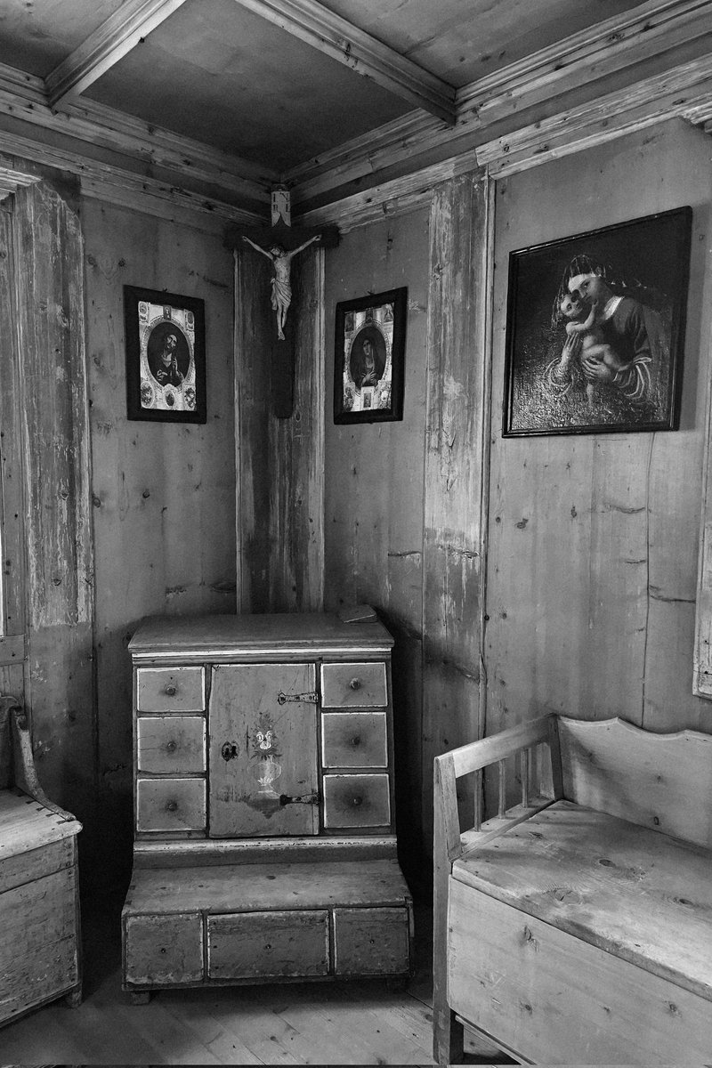 Quan el 1864, Longman&amp;Green, a Londres, va publicar "The Dolomite Mountains", es va donar el tret de sortida a la descoberta turística d'aquestes muntanyes i a la seva inclusió en la selecta ruta del Grand Tour.
Avui, la bellesa descrita en les primeres guies no és tan evident.