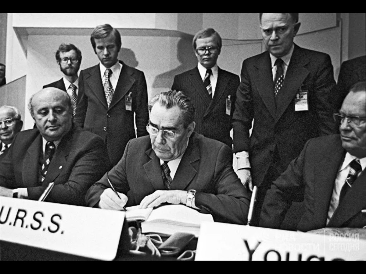 30 июля 1975 года в Хельсинки открылся заключительный этап Совещания по безопасности и сотрудничеству в Европе (СБСЕ), который в результате привёл к созданию Организации по безопасности и сотрудничеству в Европе (ОБСЕ).
Советскую делегацию возглавлял Л.И. Брежнев.