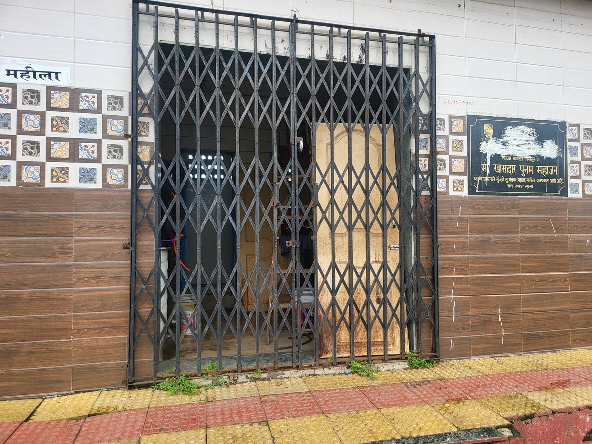 SandeepShukla4U's tweet image. At Bandra Reclamation, on the road going from Bandra to Worli, the public toilet built under the east-to-west bridge has been shut down. Drug addicts have turned it into their den, and now people are being forced to urinate in the open.&quot; @mybmc @ShelarAshish @CMOMaharashtra