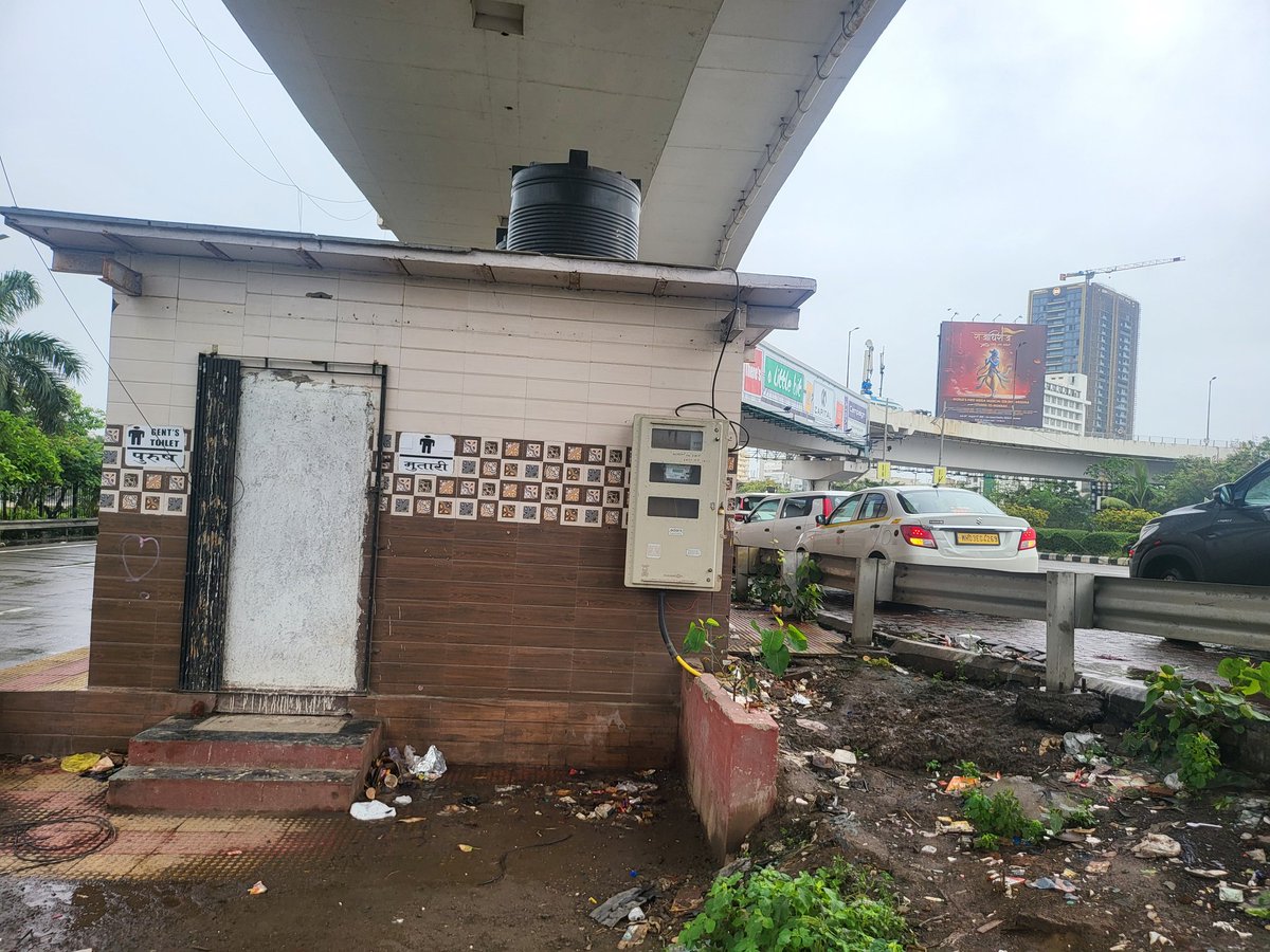 SandeepShukla4U's tweet image. At Bandra Reclamation, on the road going from Bandra to Worli, the public toilet built under the east-to-west bridge has been shut down. Drug addicts have turned it into their den, and now people are being forced to urinate in the open.&quot; @mybmc @ShelarAshish @CMOMaharashtra
